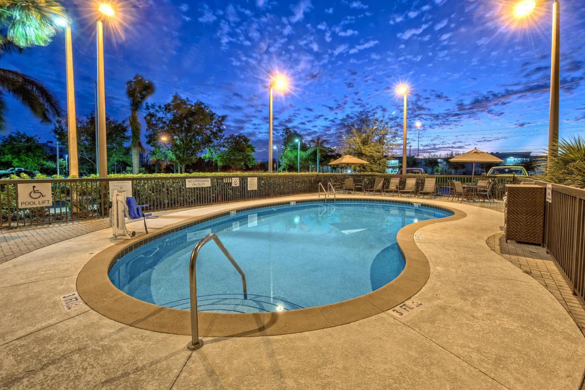 Hotel Fairfield And By Marriott Naples