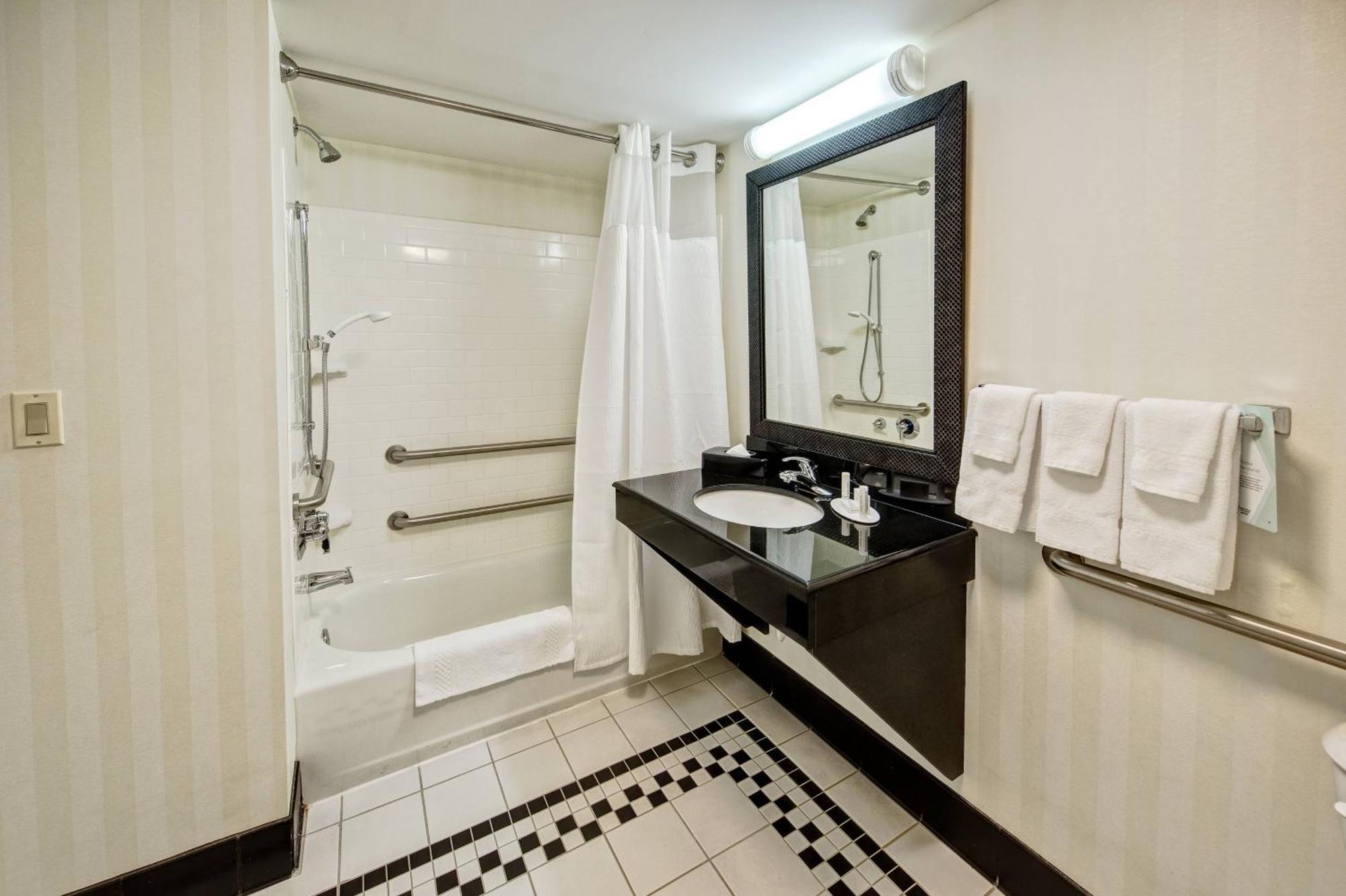Hotel Fairfield And By Marriott Naples