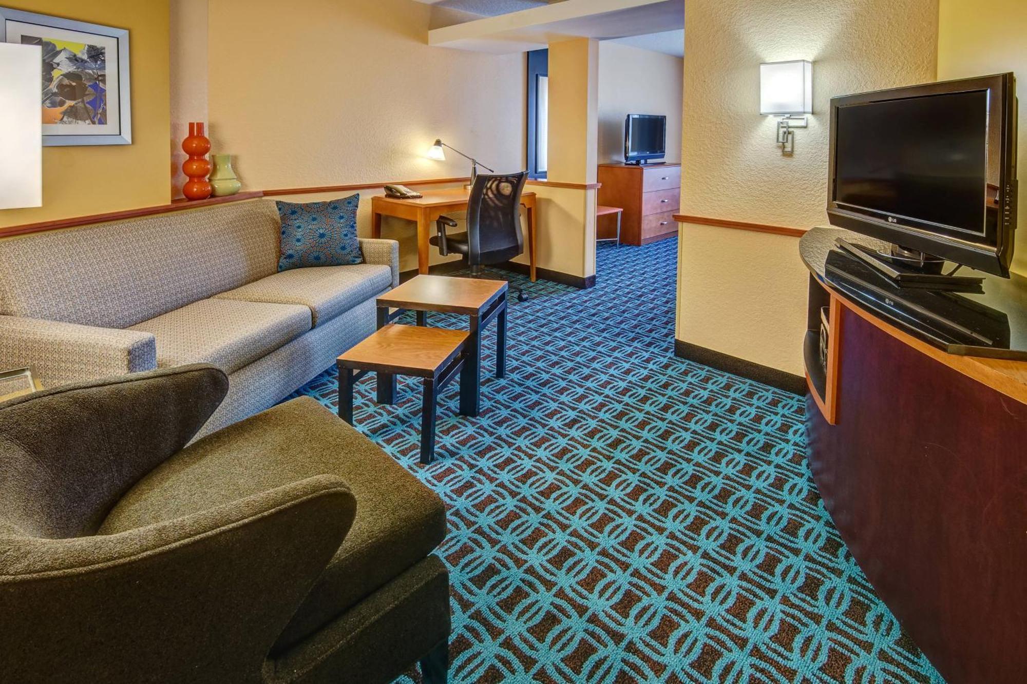 Hotel Fairfield And By Marriott Naples Golden Gate