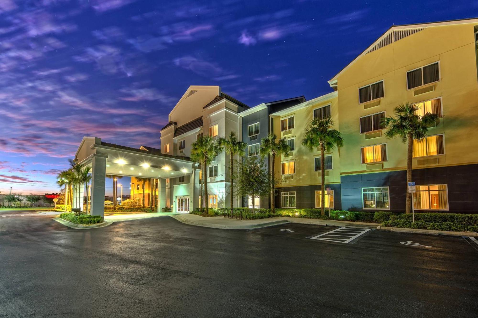 Hotel Fairfield And By Marriott Naples Golden Gate